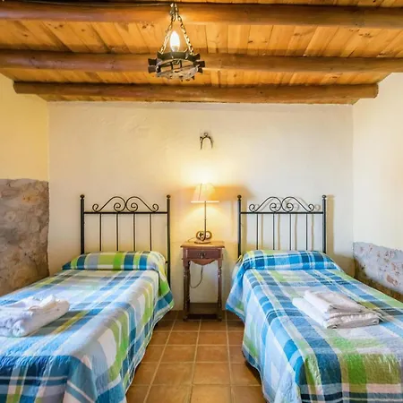 5 Bedroom In La Cardenchosa *